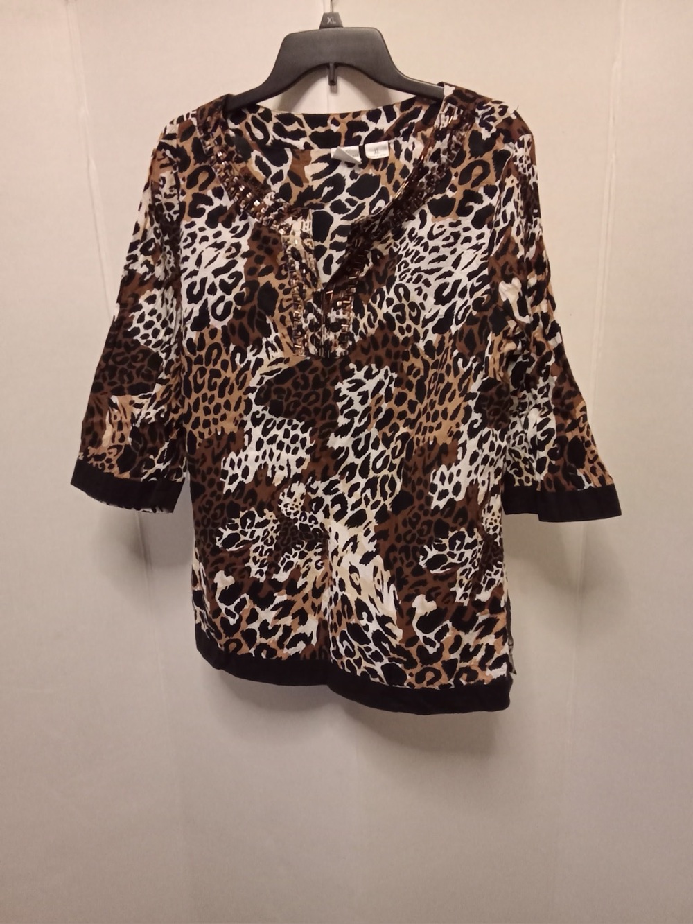 Emma James Women’s XL Animal Print Tunic Top Beaded Neckline 3/4 Sleeve A2